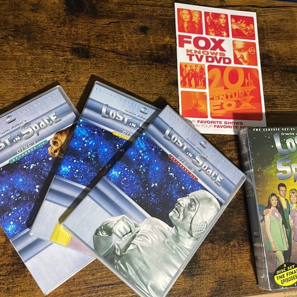 LOST IN SPACE SEASON 3 Volumes 1 & 2 - Picture 5 of 6